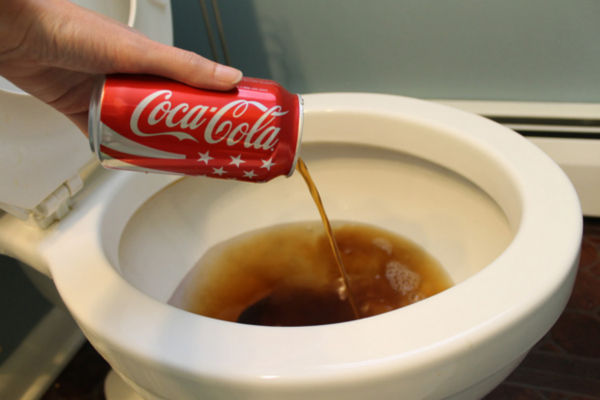 Thông tắc bồn cầu nhà vệ sinh đơn giản với Coca Cola